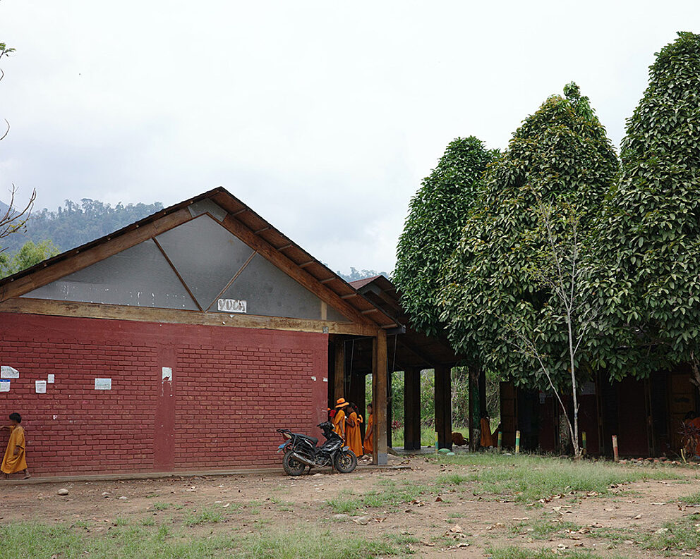 An exterior photo of a school in Peru